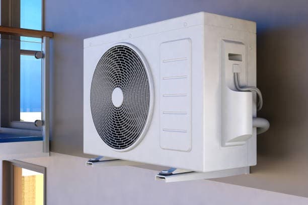 Unidade condensadora instalada em suporte na parede externa