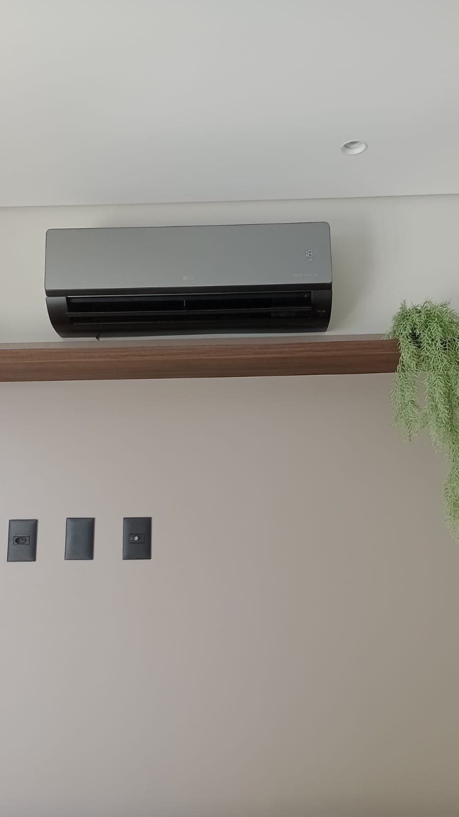 Split LG grafite instalado em uma sala de estar